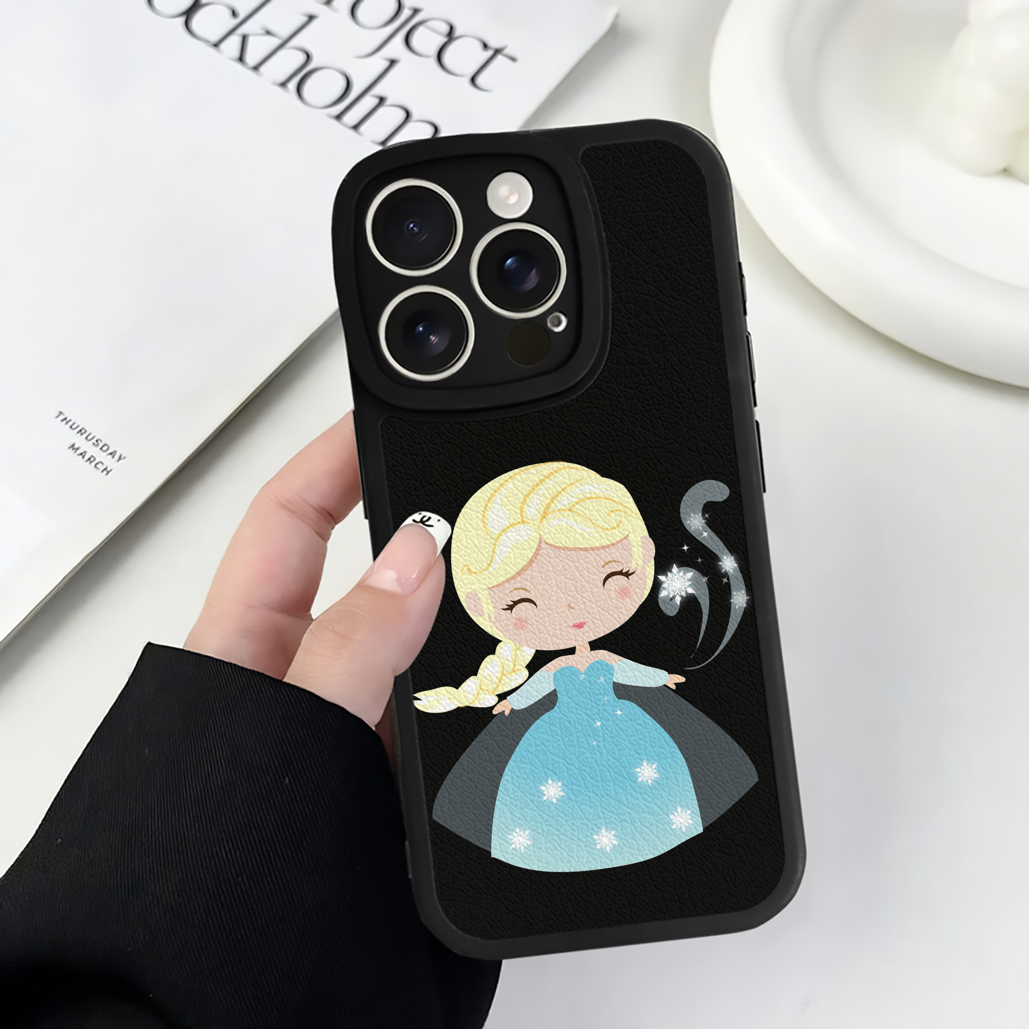 （画像用） アナと雪の女王 アンナ エルサ Frozen Anna Elsa 【iPhone 16シリーズ対応】シリコンスマホケース（レザー調） 材質：シリコン